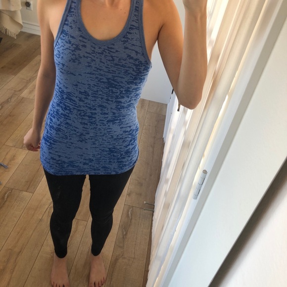 Workout top - Picture 2 of 5